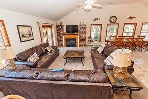 Fernseher, Kamin, Tischfußball, Stereoanlage