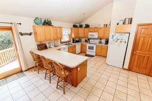 Großer Kühlschrank, Mikrowelle, Ofen, Herdplatte