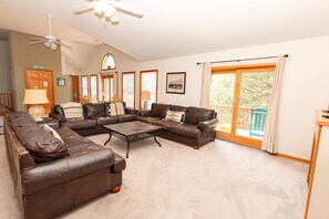 Televisie, een open haard, tafelvoetbal en een stereo