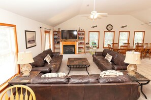 Televisie, een open haard, tafelvoetbal en een stereo