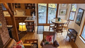Un accogliente soggiorno con un divano in pelle, un tavolino in legno e una zona pranzo con tavolo e sedie.