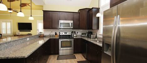 冷蔵庫、電子レンジ、オーブン、コンロ