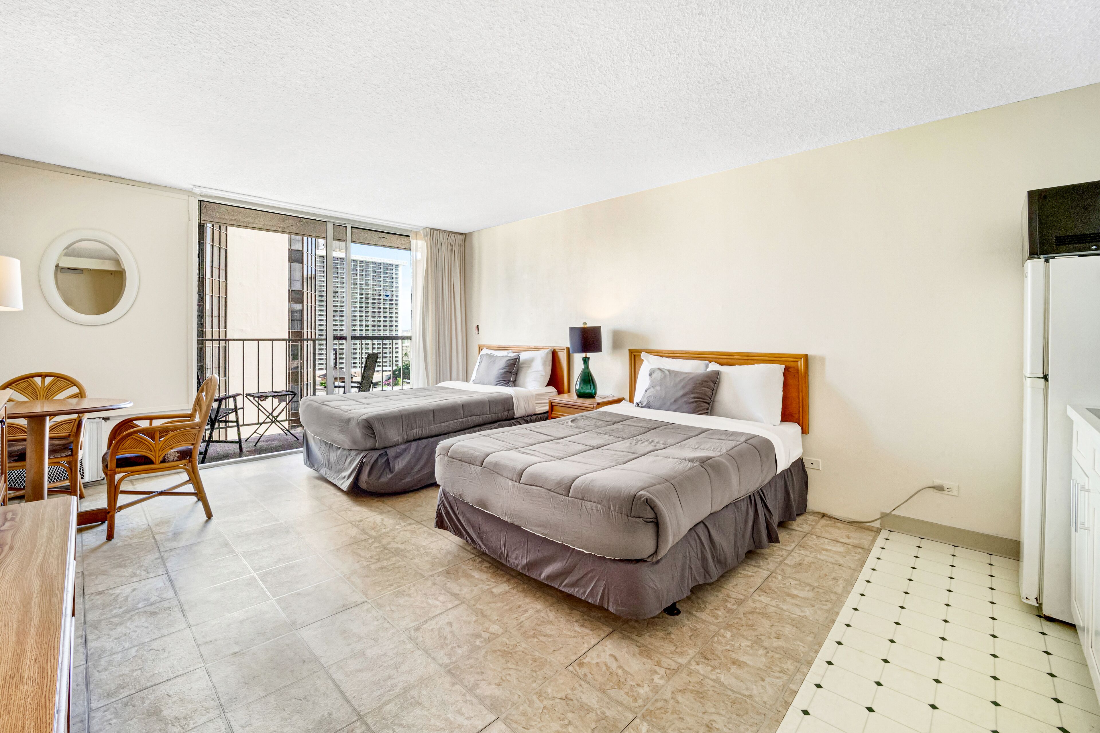 Studio With AC, Full Kitchen, Free Parking, WiFi, and Near Beach!