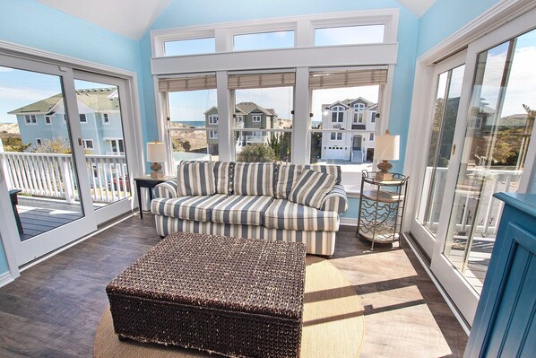 Télévision, cheminée, baby-foot, livres