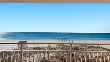 En la playa y camastros