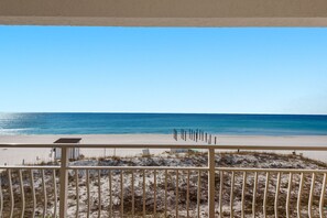 On the beach, sun loungers - BeachFront, Pool, Beach Svc, wifi, Kitchen, grill, Remodeled (Destin)