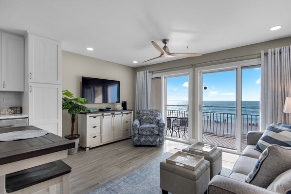 TV, books, stereo - BeachFront, Pool, Beach Svc, wifi, Kitchen, grill, Remodeled (Destin)