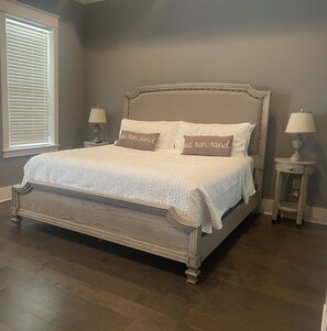 4 bedrooms, iron/ironing board, travel crib, WiFi - Guest Favorite! Walking distance to beautiful beaches; 4 bd, 5 ba, sleeps 15 (Miramar Beach)