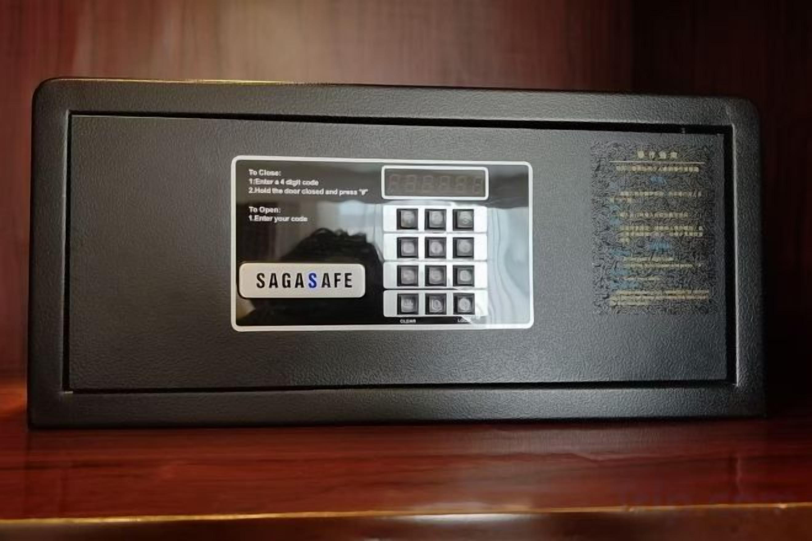 Un dispositivo electrónico negro con teclado y pantalla, etiquetado 'SAGASAFE'.