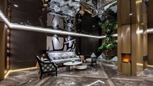Moderni sisustus, jossa on sohva, tuoleja, sohvapöytä ja takka.