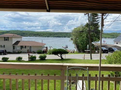 Nauti perhelomastasi viihtyisässä, erikoisessa kodissamme Conesus-järvellä.