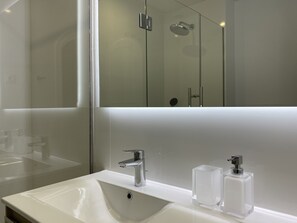 Shower, hair dryer, bidet, towels - Luxury Apartm. Brand new.Swimming Pool.Golf. Beach (Marbella)