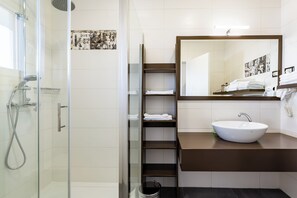 Shower, hair dryer, bidet, towels - Villa Alba Rossa-provedite vaš odmor u miru i tišini,okruženi prirodom (Šišan)