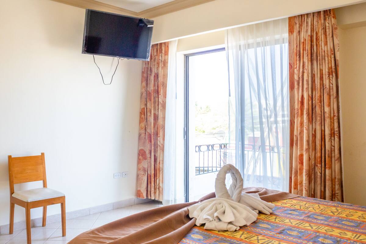 Basic Room | Iron/ironing board (on request), WiFi (free), bed sheets