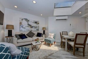 TV - Luxury 2BR apartment Suite 7 in Dupont/Kalorama (Washington)