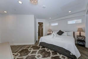 Premium bedding, iron/ironing board, free WiFi, bed sheets - Luxury 2BR apartment Suite 7 in Dupont/Kalorama (Washington)