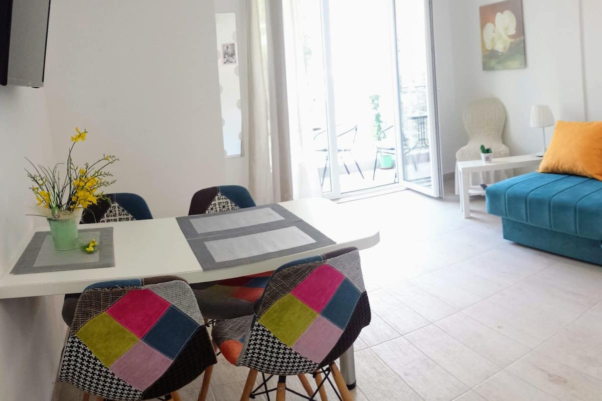 Appartement (5) | Woonruimte | Een 32-inch ledtelevisie met kabelzenders en een televisie