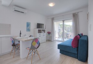 Apartment (1) | Living area | 32-inch LED TV with cable channels, TV - Guest house Djonovic (Petrovac)