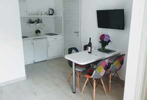 Appartement (5) | Privékitchenette | Een koelkast, een kookplaat, een waterkoker, een kinderstoel
