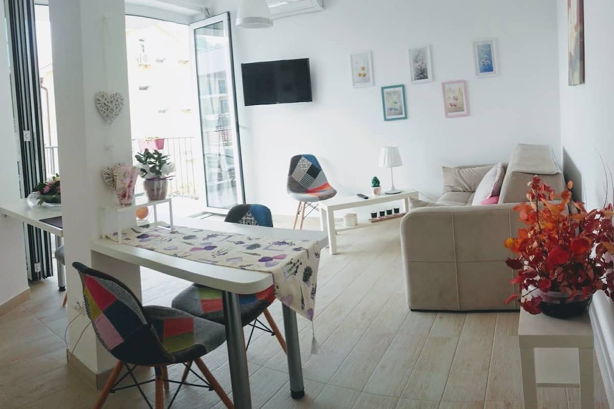 Appartement (6) | Woonruimte | Een 32-inch ledtelevisie met kabelzenders en een televisie