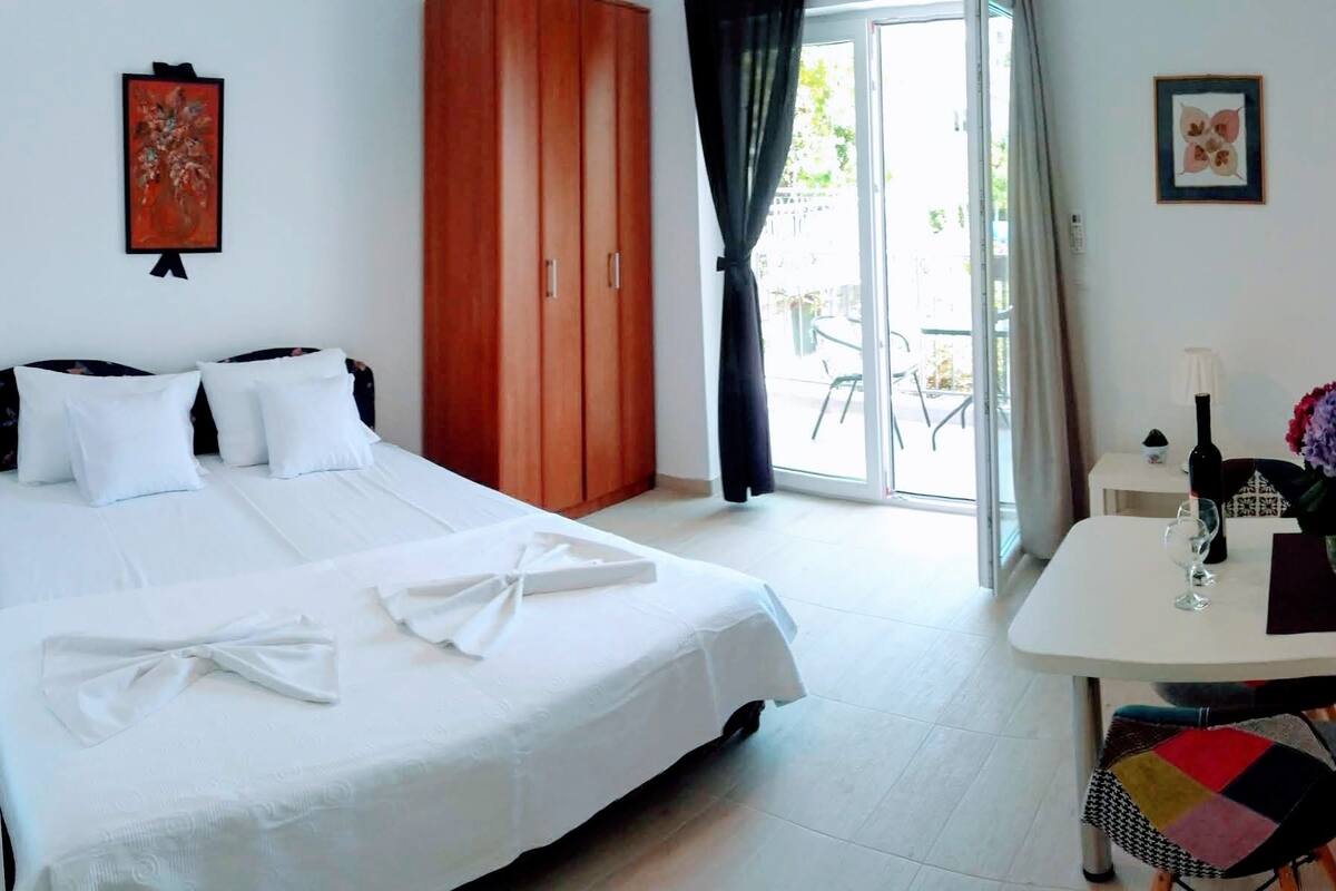 Studio Suite (4) | Desk, blackout drapes, iron/ironing board, WiFi (free)