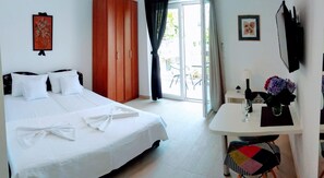 Studio Suite (4) | Individually furnished, desk, blackout curtains, iron/ironing board - Guest house Djonovic (Petrovac)