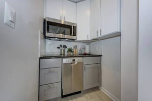Réfrigérateur, micro-ondes, plaque de cuisson, lave-vaisselle
