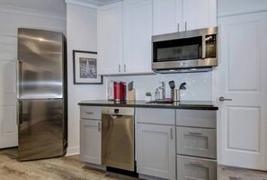 Kjøleskap, mikrobølgeovn, kokeplater og oppvaskmaskin