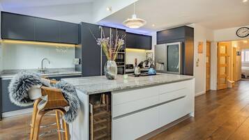 Dishwasher, highchair, kitchen islands