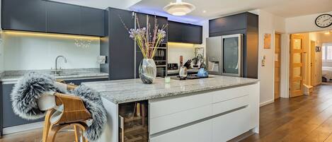 Dishwasher, highchair, kitchen islands