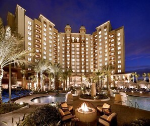 Outdoor pool - Resort inside Walt Disney World (Orlando)