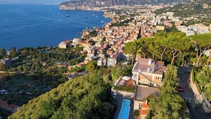 Une ville côtière dotée d’une plage réputée, d’un quartier résidentiel dense et d’une grande piscine située dans une propriété privée.