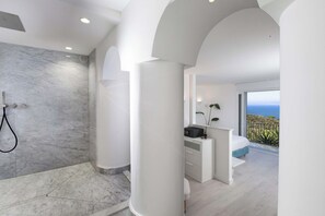 5 bedrooms, iron/ironing board, WiFi, bed sheets