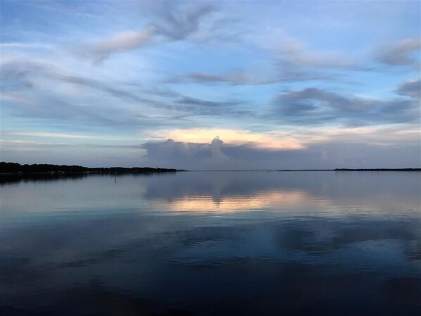Une étendue d’eau calme qui reflète le ciel.