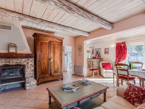 Fernseher, Kamin, DVD-Player