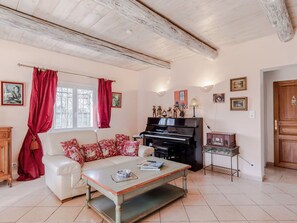 Fernseher, Kamin, DVD-Player