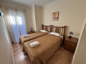 2 عدّة غرف نوم ومكواة/لوح كي وملاءات أسرّة