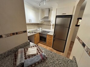 Køleskab, mikrobølgeovn, ovn, kaffe-/temaskine