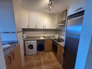 Køleskab, mikrobølgeovn, ovn, kaffe-/temaskine