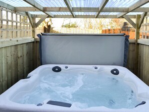 Outdoor spa tub - Seashells by the Sea (Newbiggin-by-the-Sea)
