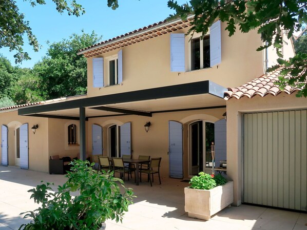Outdoor dining - Beautiful private villa for 6 people with A/C, WIFI, private pool, TV and terrace (Villelaure)