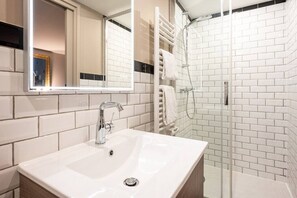 Dusche, Haartrockner, Shampoo