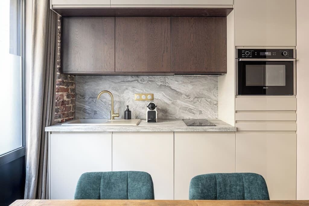 Een koelkast, een oven, een vaatwasser, een koffiezetapparaat/waterkoker