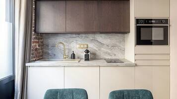 KĂŒhlschrank, Ofen, GeschirrspĂŒler, Wasserkocher mit Kaffee-/Teezubehör