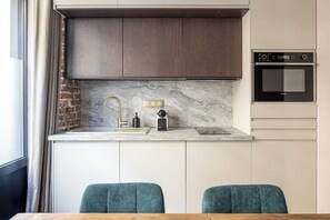 Fridge, oven, dishwasher, coffee/tea maker