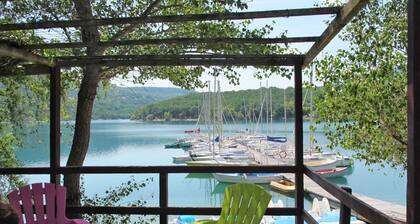 Appartement dans une maison de vacances avec WIFI, piscine, TV, terrasse, vue panoramique, parking