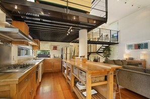 House, 4 Bedrooms | Private kitchen | Full-size fridge, microwave, oven, stovetop - 32 The Quarterdeck (Noosa Heads)