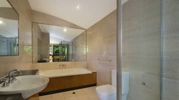 House, 4 Bedrooms | Bathroom | Separate bathtub and shower, free toiletries, hair dryer, towels