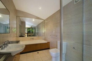 House, 4 Bedrooms | Bathroom | Separate bathtub and shower, free toiletries, hair dryer, towels - 32 The Quarterdeck (Noosa Heads)