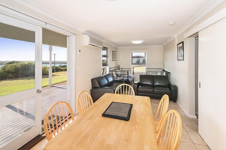 Dining. Ellis Street Studio - you can see right out over the river to the ocean - Ellis Street Studio - views over the river